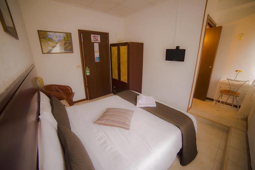 Galleria Frascati Rooms And Apartment Exterior foto